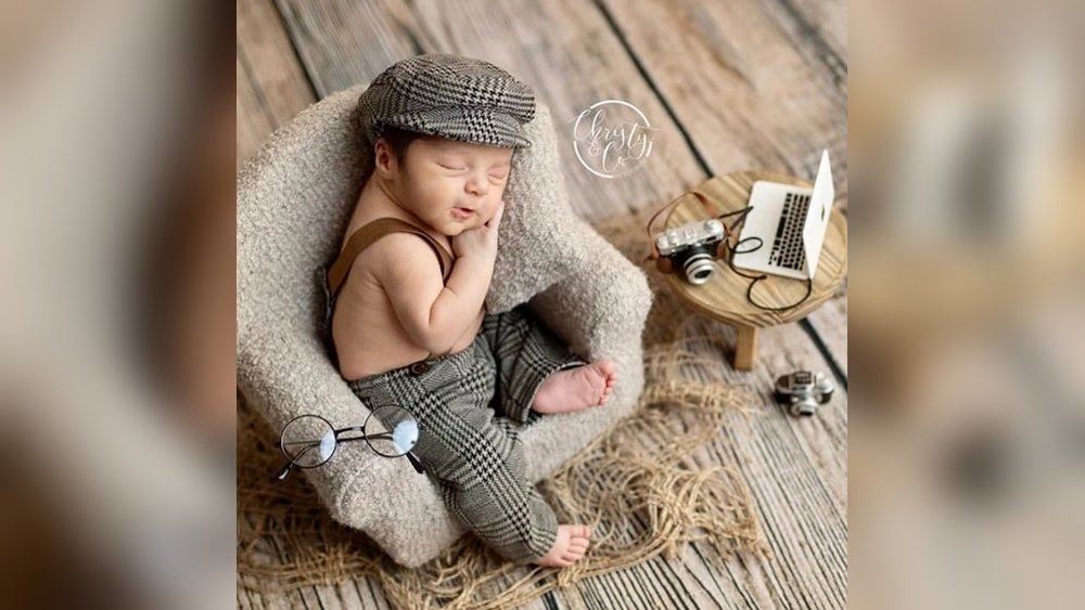 How to Choose a Crib Mobile for Newborn Photography